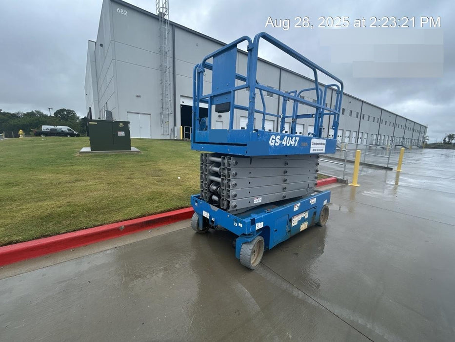 2019 Genie GS-4047 Folding rails with half height swing gate