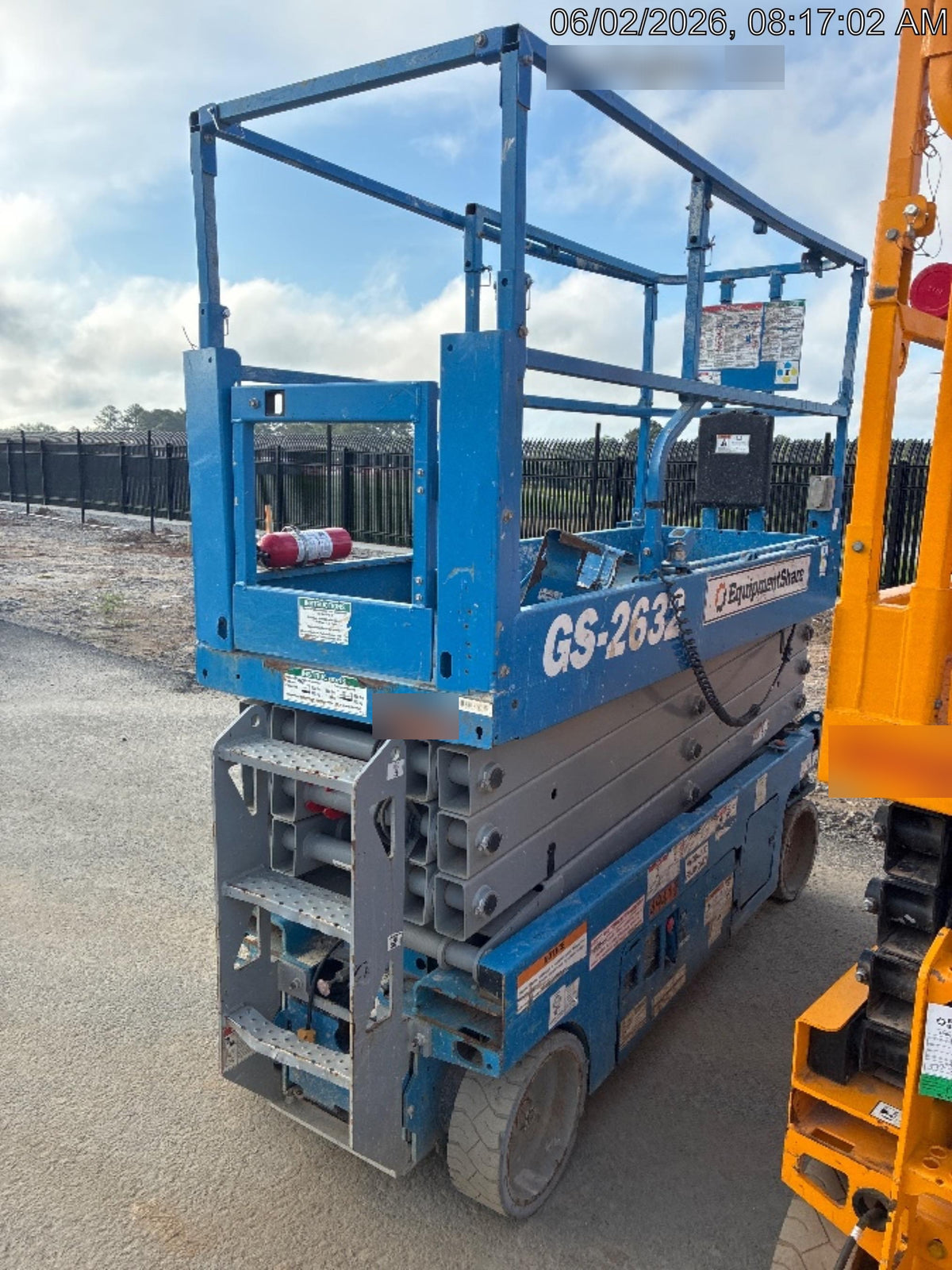 2019 Genie GS-2632 Folding rails with half height swing gate