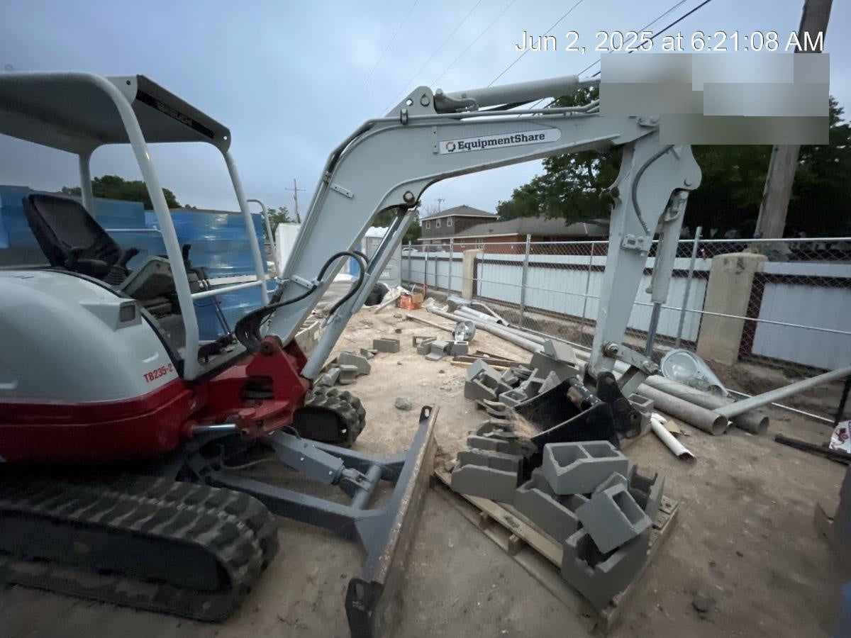 2023 TAKEUCHI TB235-2R