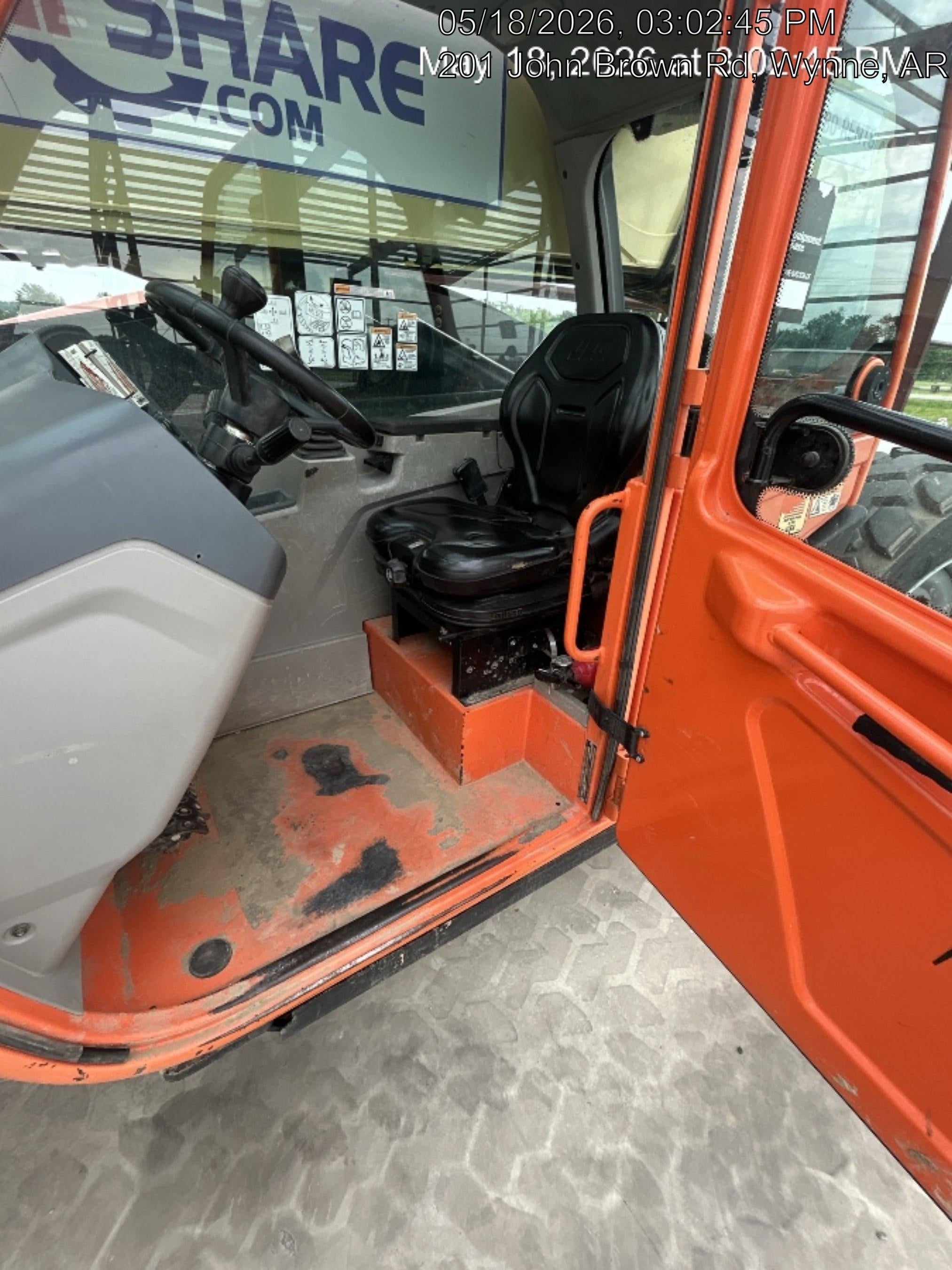 2016 JLG 1055
