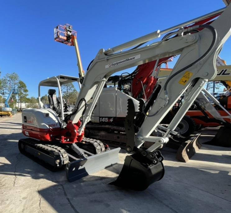 2023 TAKEUCHI TB250-2R