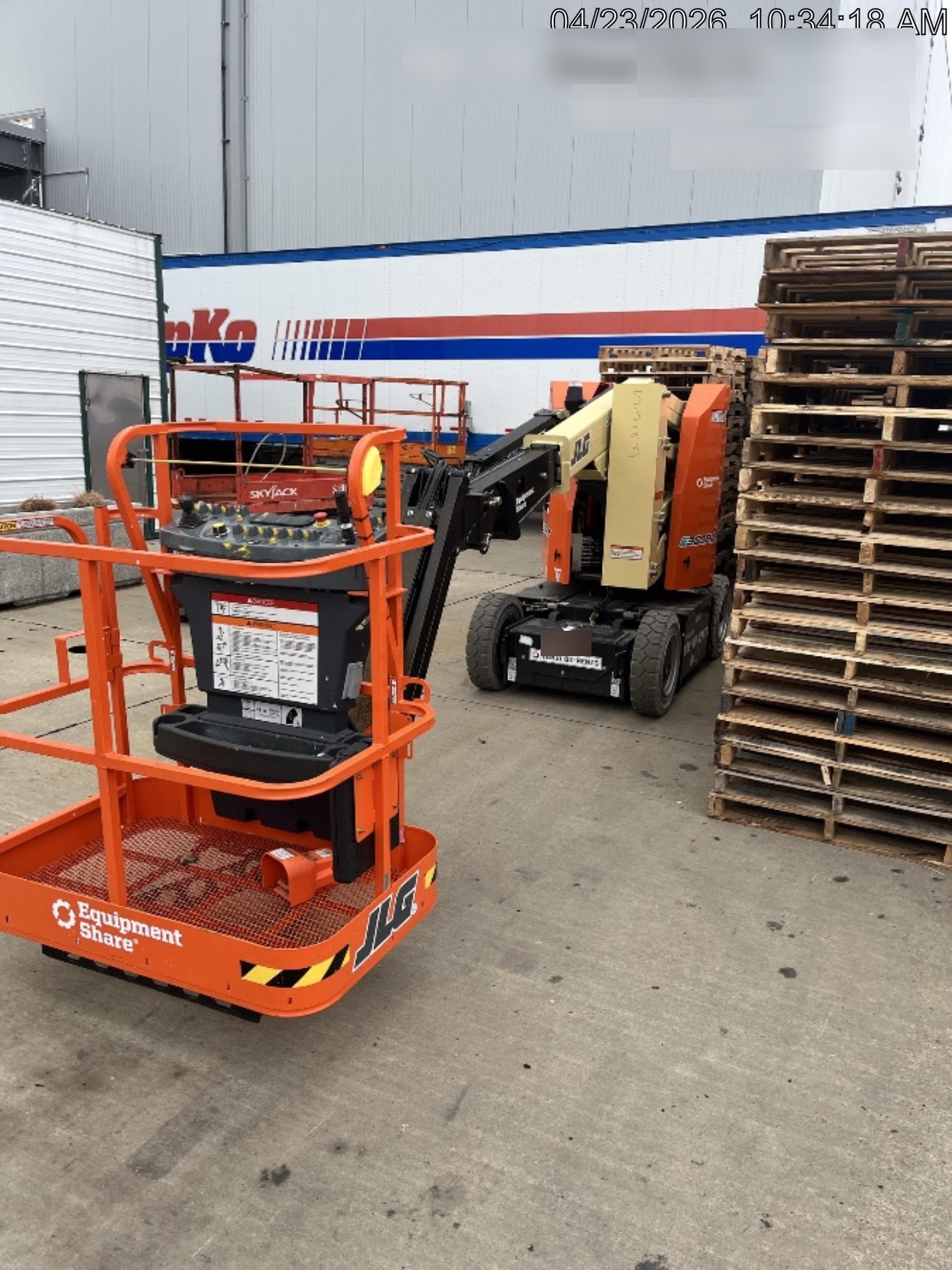 2025 JLG E300AJP