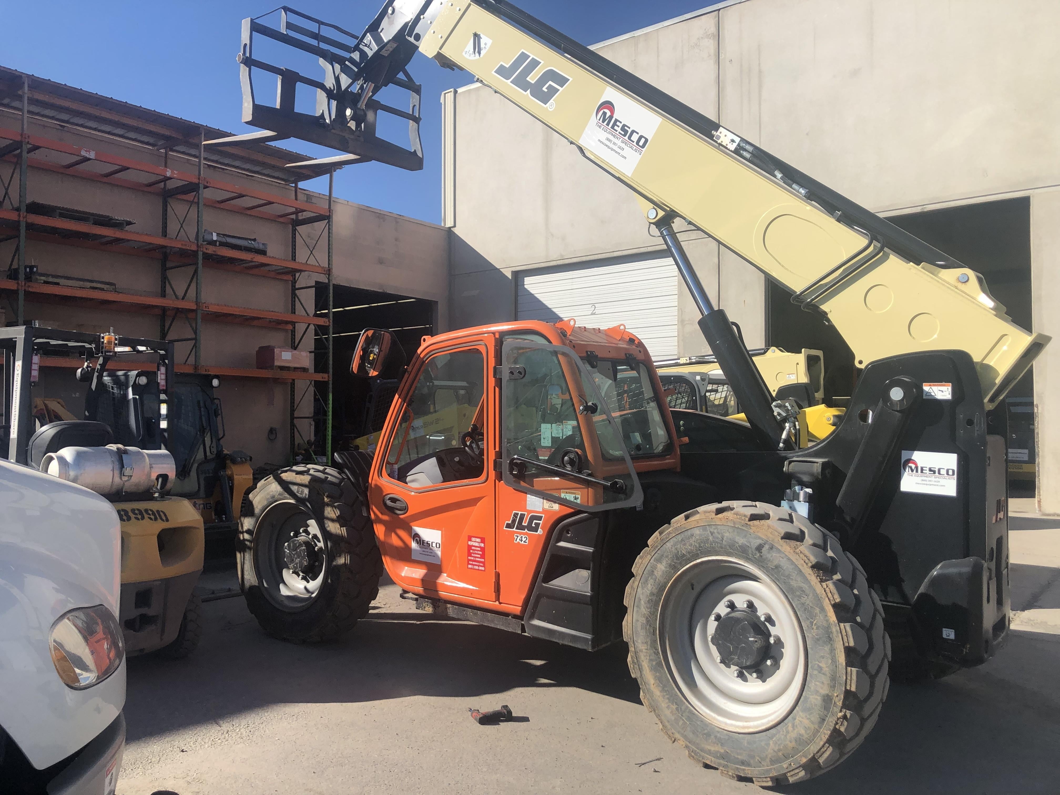 2017 JLG 742