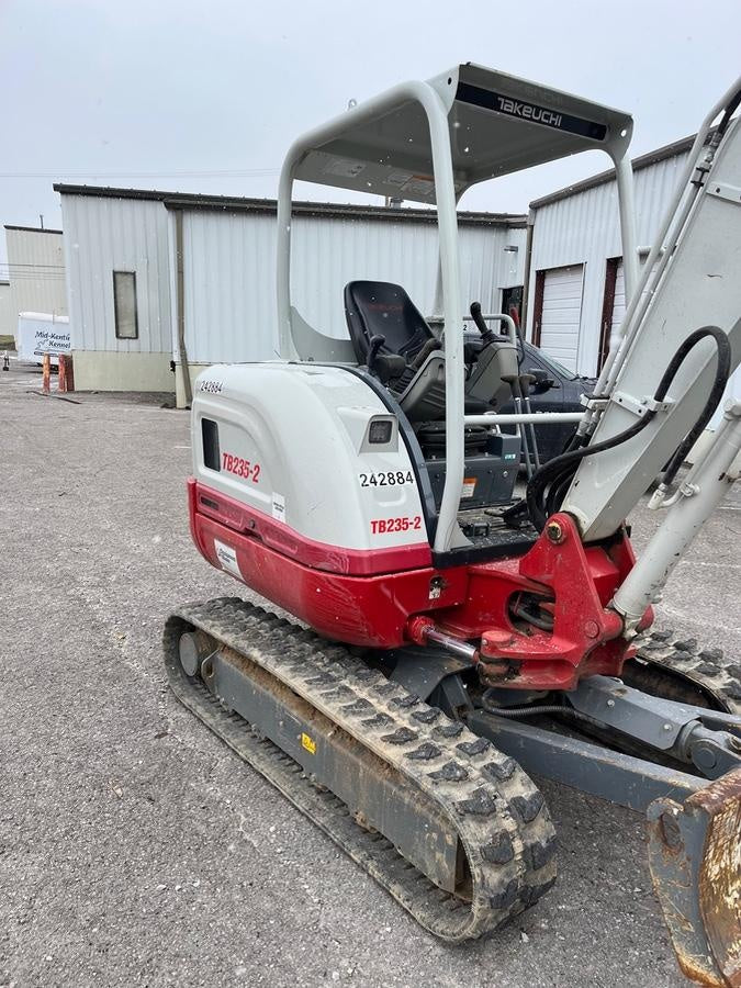 2022 TAKEUCHI TB235-2R
