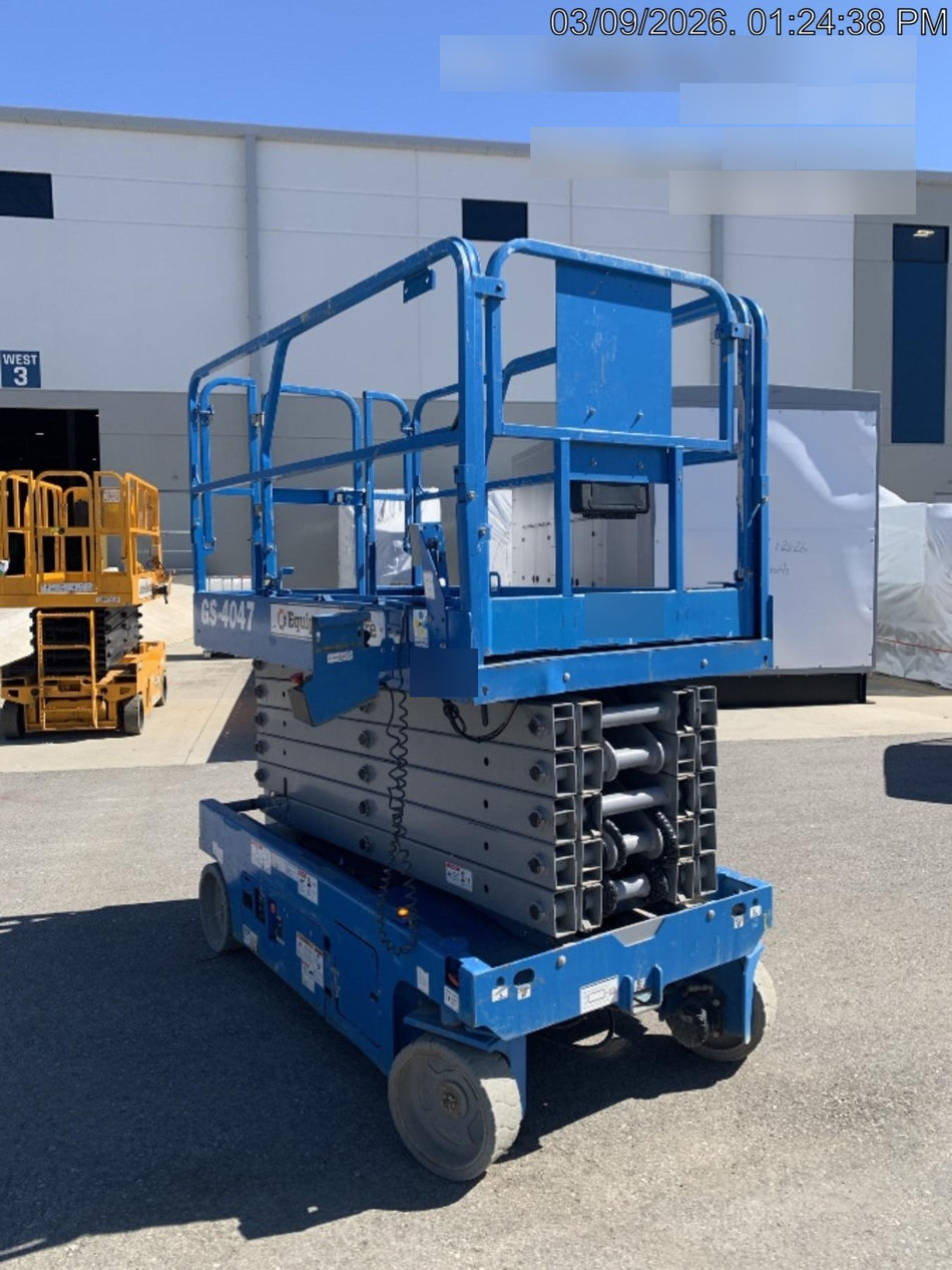 2019 Genie GS-4047 Folding rails with half height swing gate