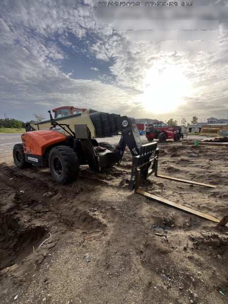 2023 JLG 1075