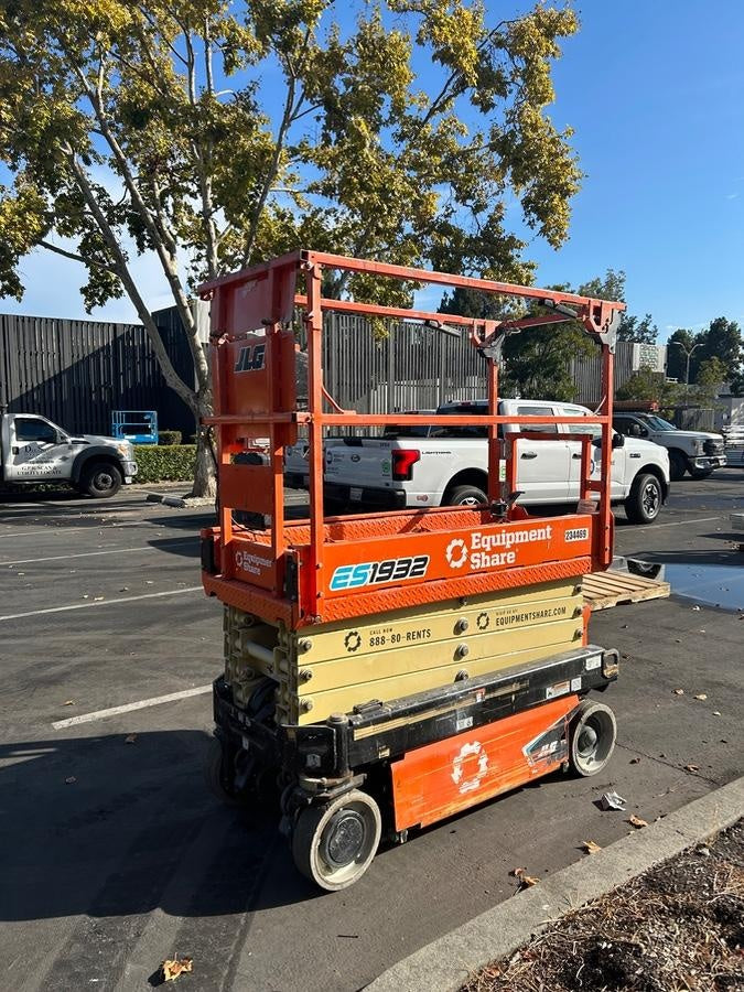 2022 JLG ES1932