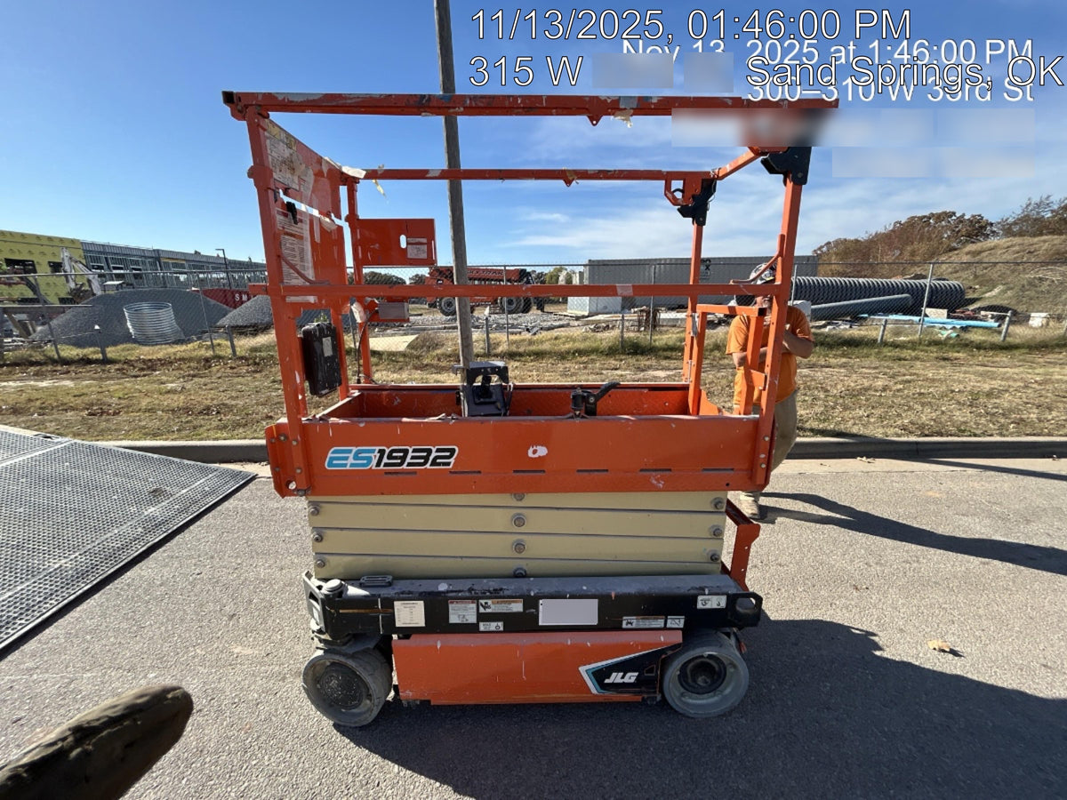 2021 JLG ES1932
