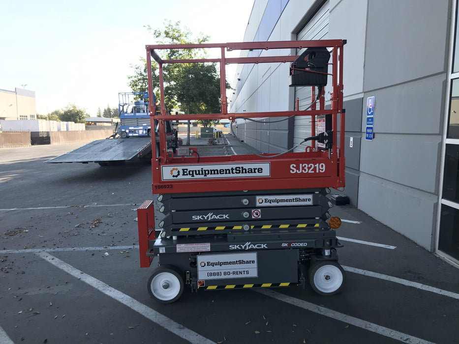 2020 Skyjack SJIII-3219 Solid NM Tires, Half height spring hinged entry gate, Dual Beacons, 800W Inverter