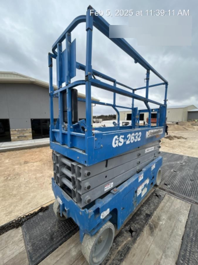 2019 Genie GS-2632 Folding rails with half height swing gate