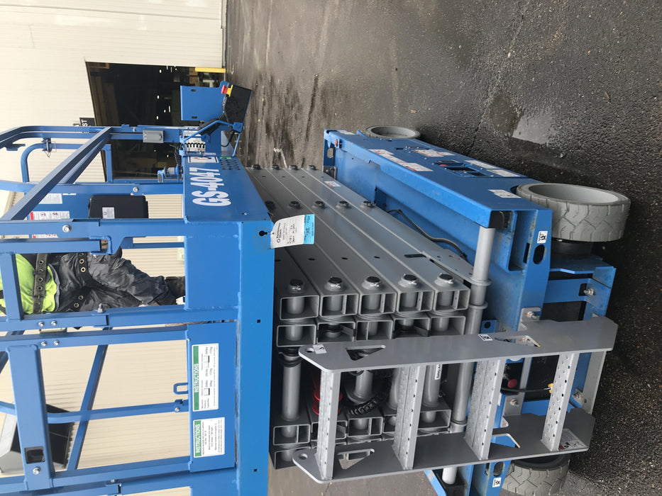 2019 Genie GS-4047 Folding rails with half height swing gate