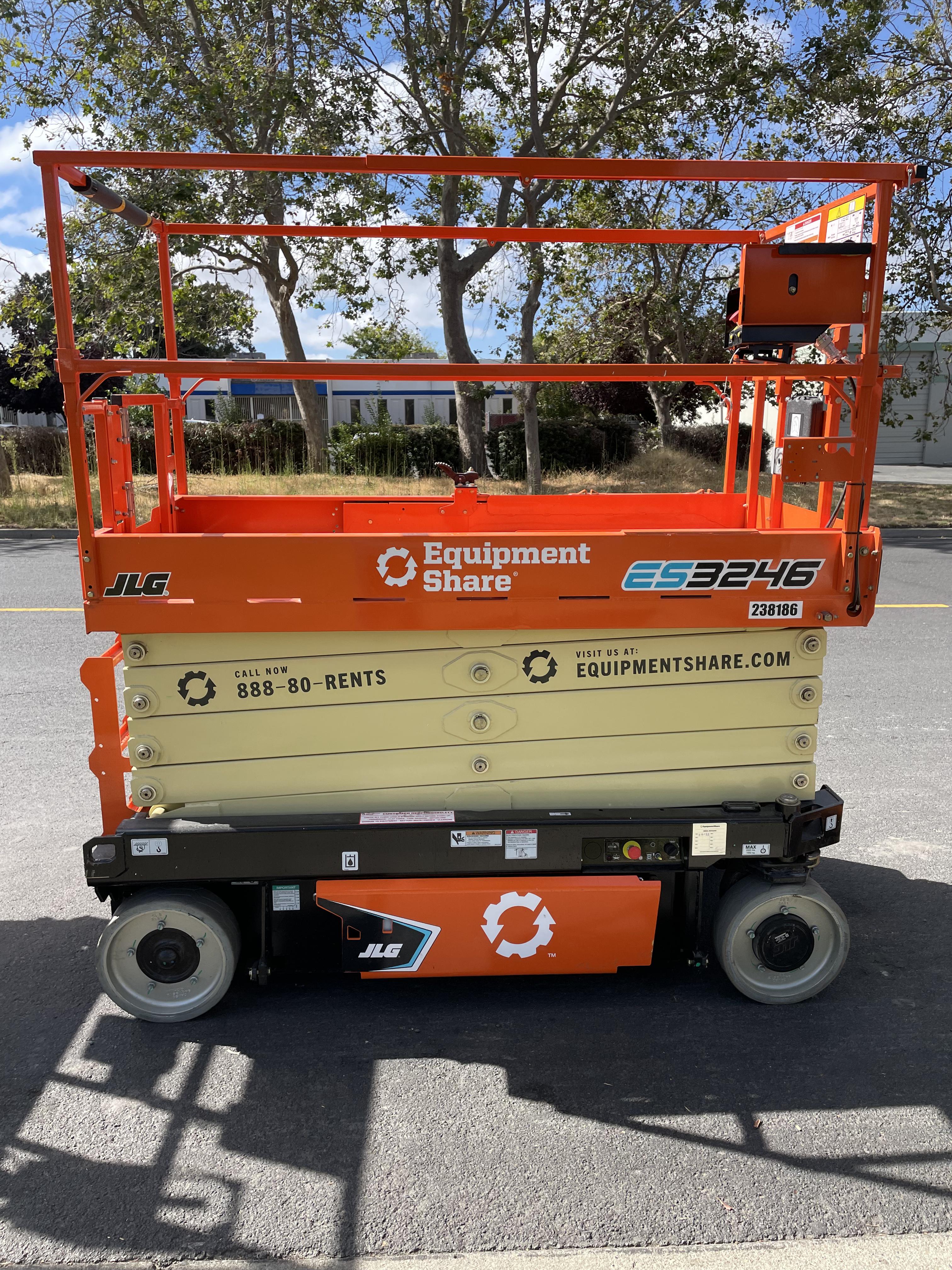2022 JLG ES3246