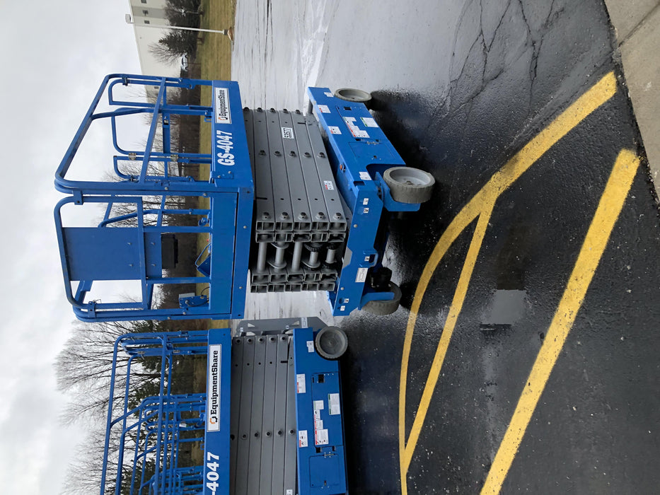 2019 Genie GS-4047 Folding rails with half height swing gate