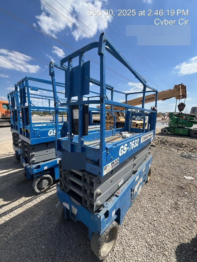2019 Genie GS-2632 Folding rails with half height swing gate