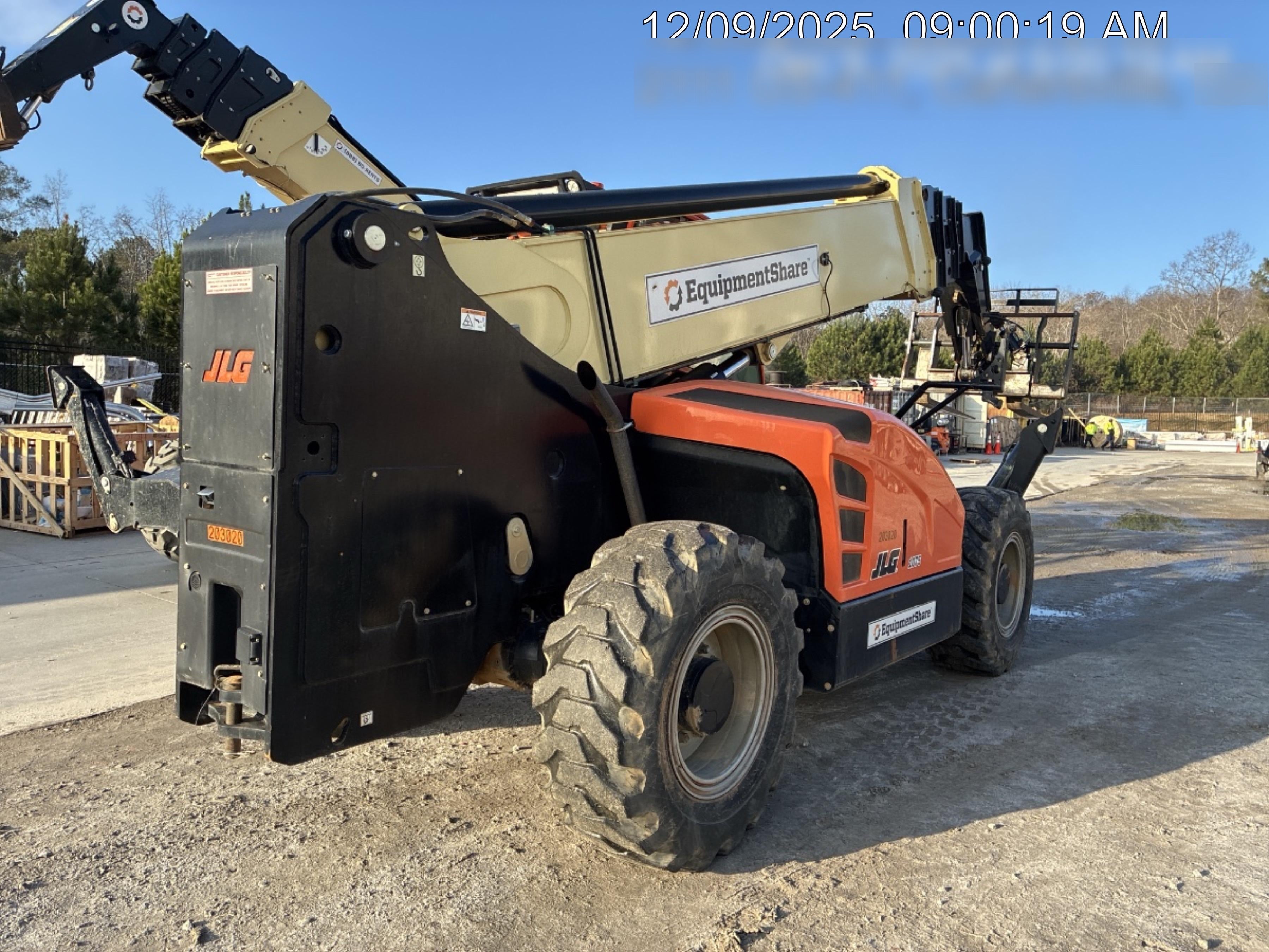 2021 JLG 1075