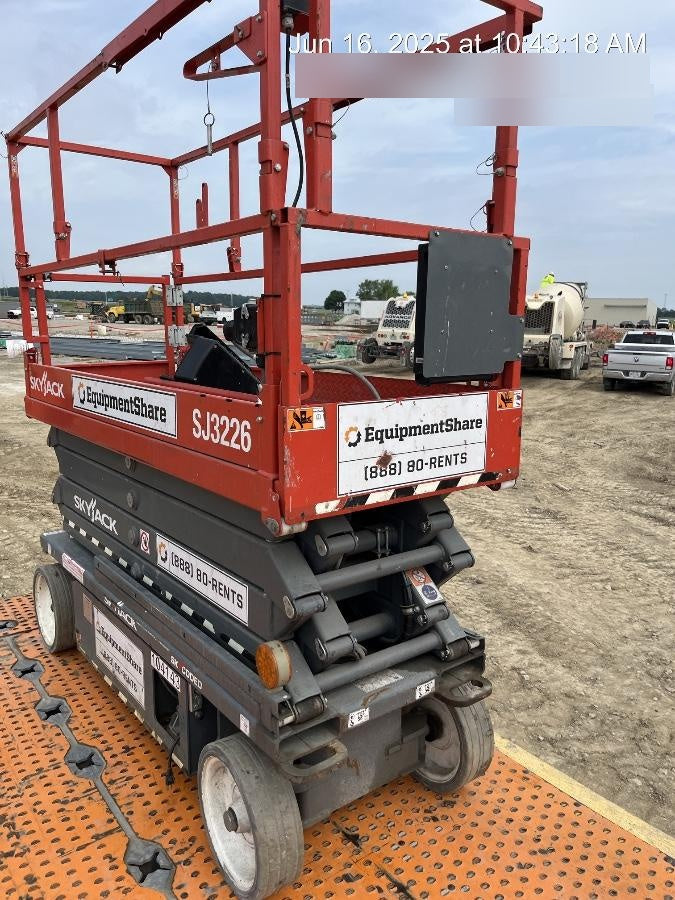 2020 Skyjack SJIII-3226 Solid NM Tires, Half height spring hinged entry gate, Dual Beacons
