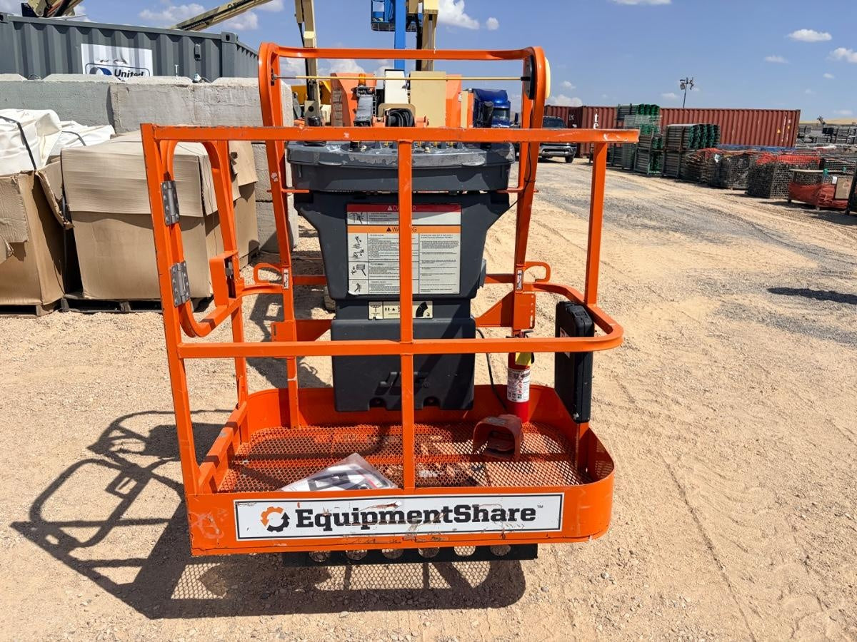 2019 JLG E300AJP