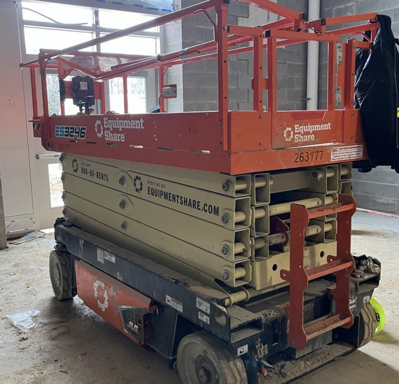 2022 JLG ES3246