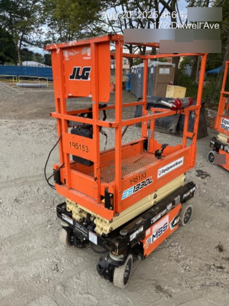 2021 JLG ES1330L