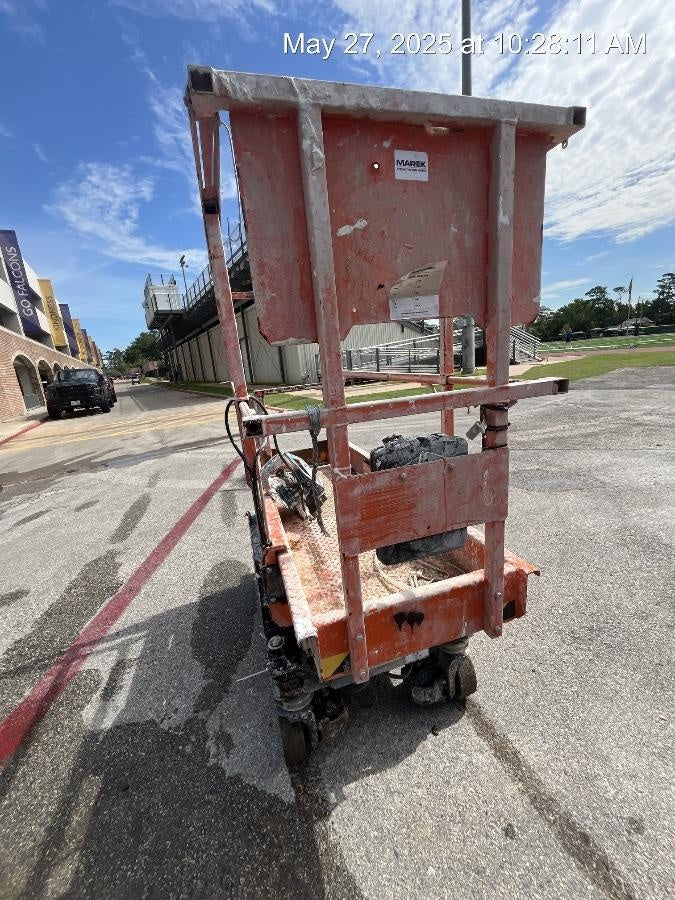 2021 JLG ES1330L