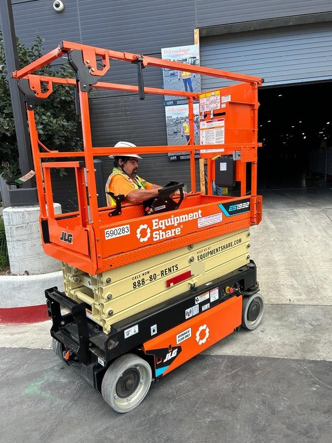 2025 JLG ES1932