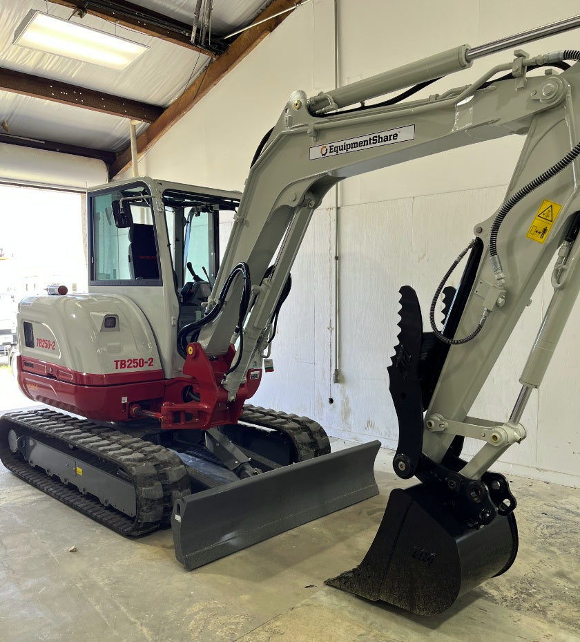 2023 TAKEUCHI TB250-2CR