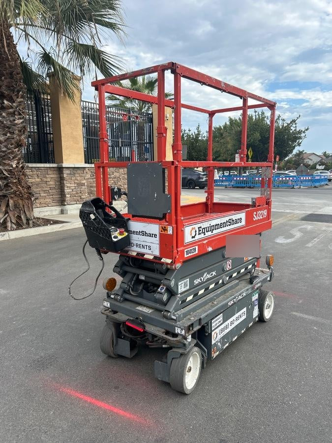 2020 Skyjack SJIII-3219 Solid NM Tires, Half height spring hinged entry gate, Dual Beacons, 800W Inverter