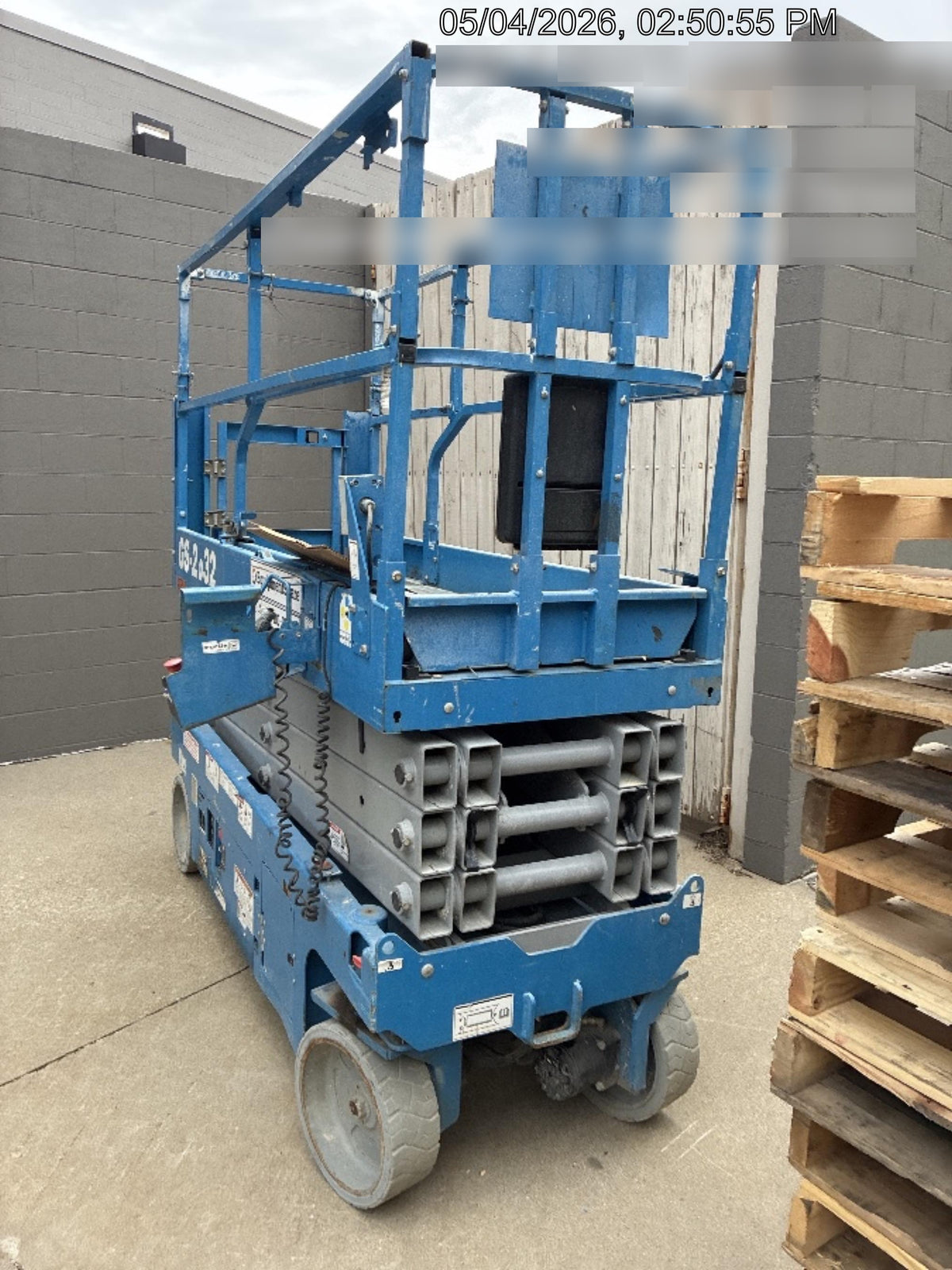2019 Genie GS-2632 Folding rails with half height swing gate