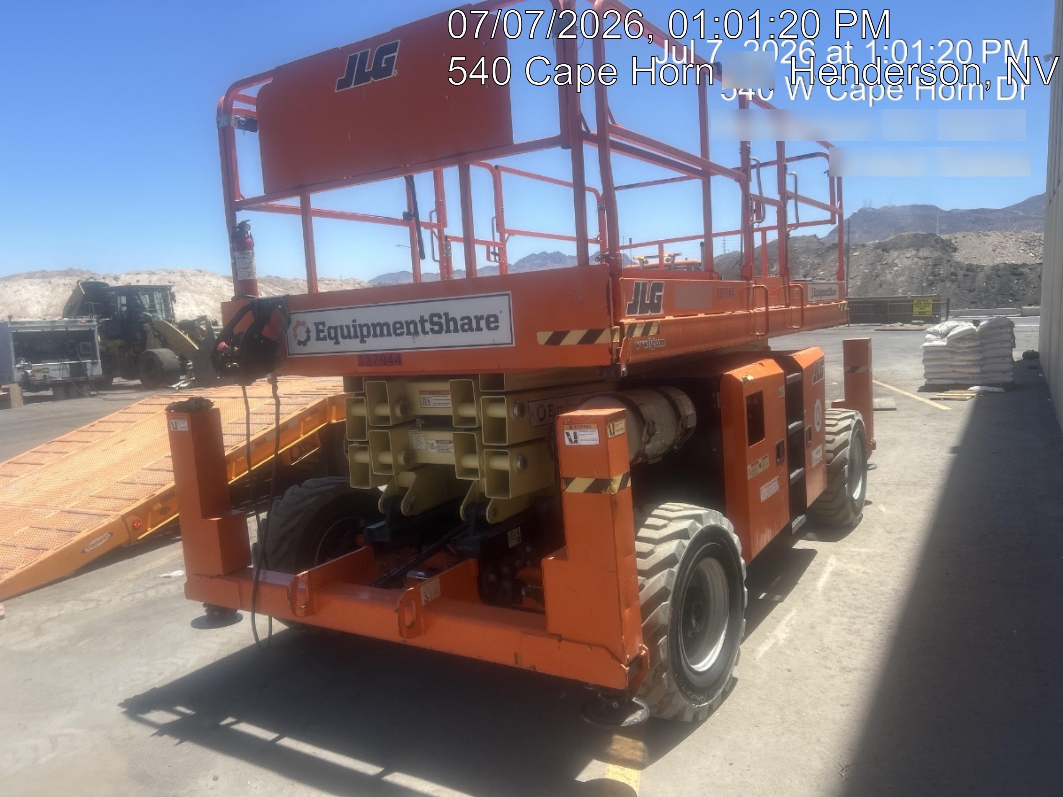 2021 JLG 330LRT