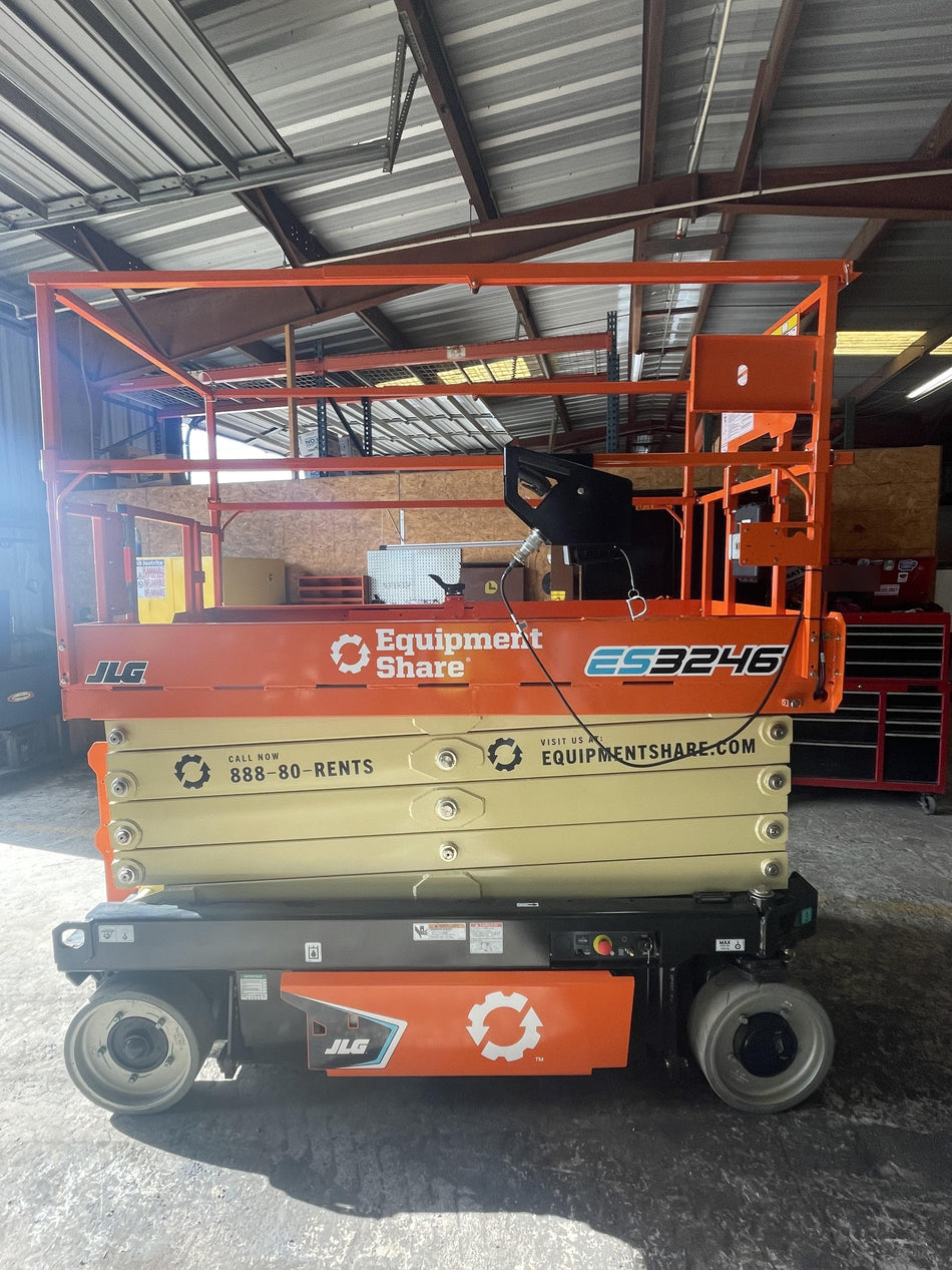 2022 JLG ES3246