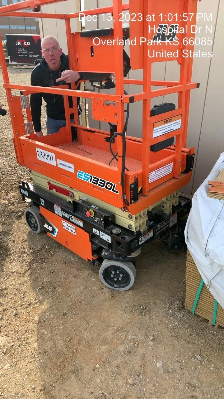 2022 JLG ES1330L