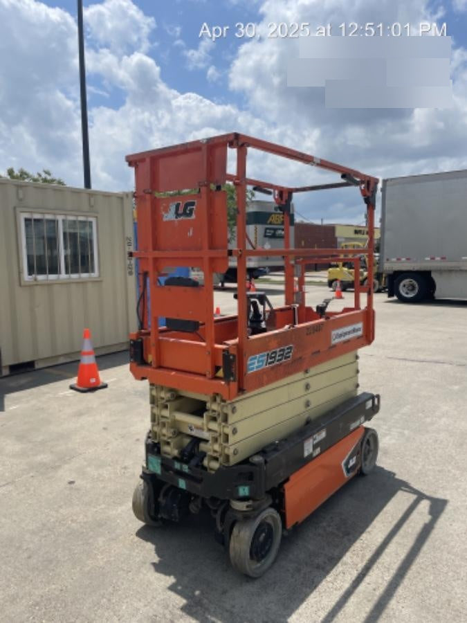 2022 JLG ES1932