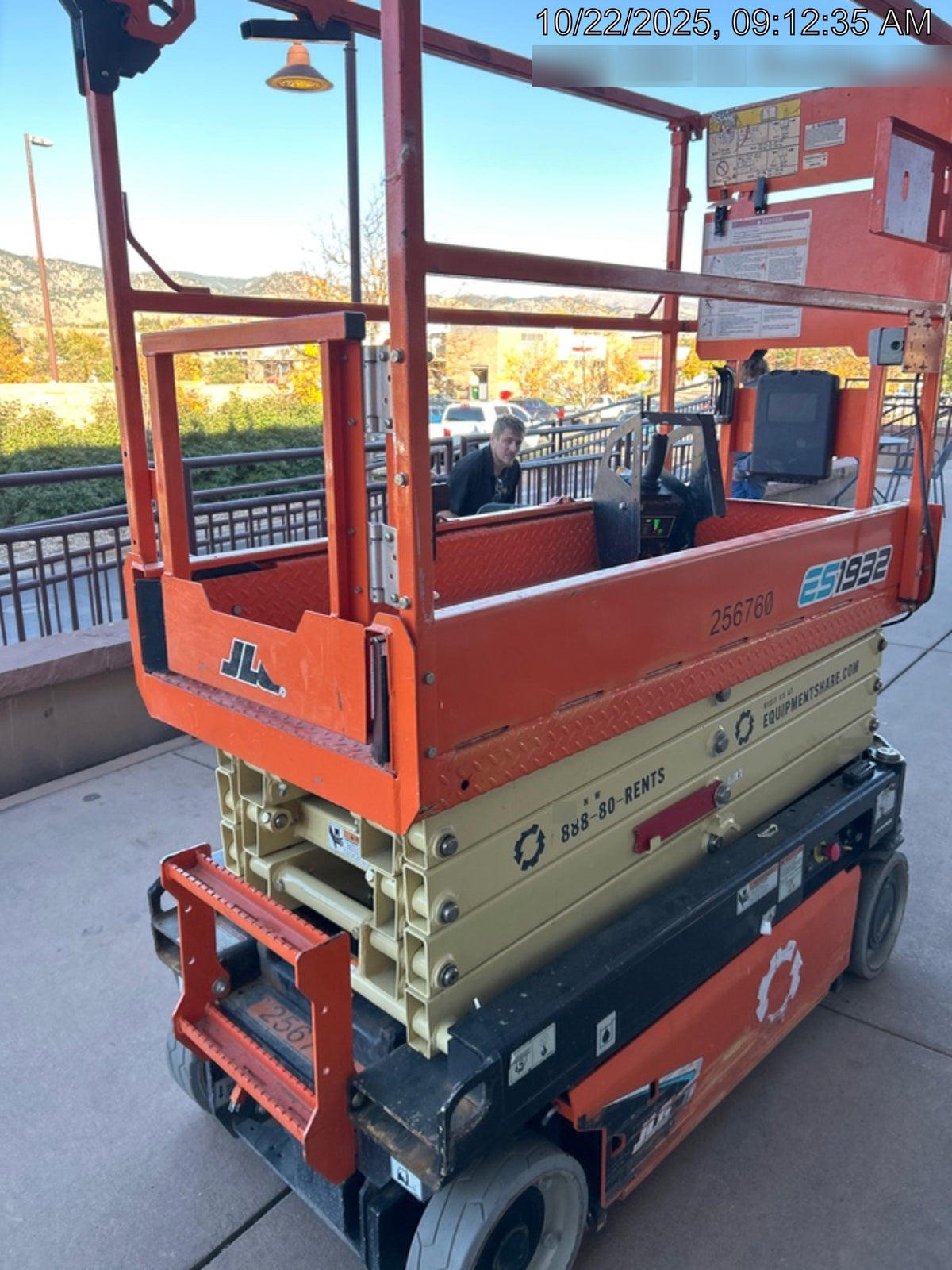 2022 JLG ES1932
