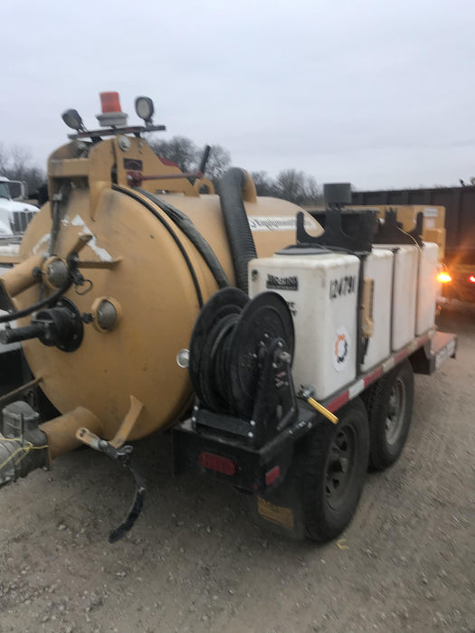 2021 Vac-Tron LP573XDT 500 Gallon Debris Tank w/ Hydraulic Tilt, two (2) 100 Gallon Water Tanks, Low Profile Torsion Axles (12,000 GVWR)