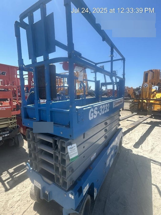 2020 Genie GS-3232 Standard, Folding half height swing gate, 800W Inverter