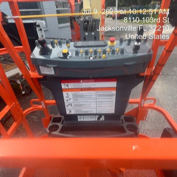 2025 JLG E300AJP