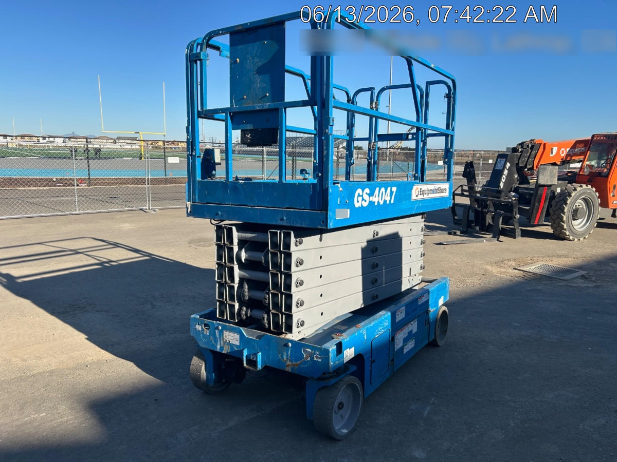 2019 Genie GS-4047 Folding rails with half height swing gate, 800W Inverter