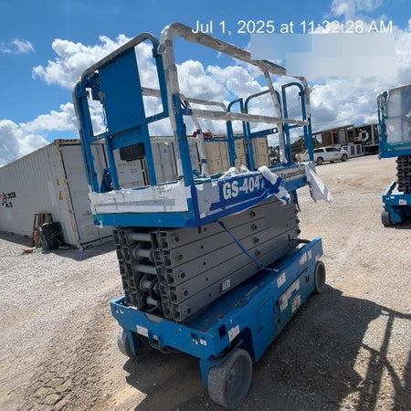 2019 Genie GS-4047 Folding rails with half height swing gate