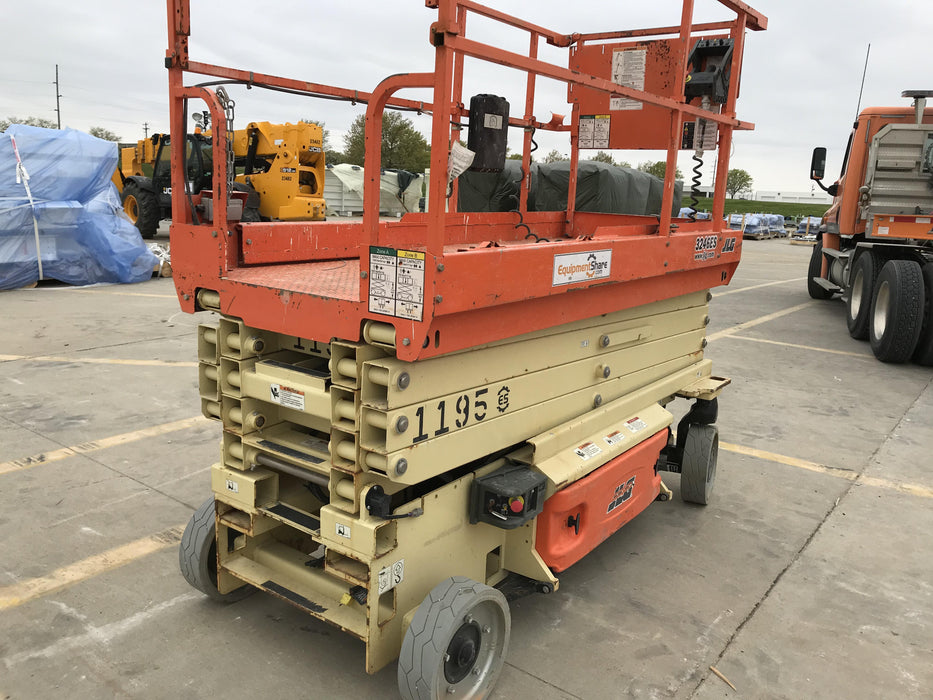 2016 JLG 3246ES
