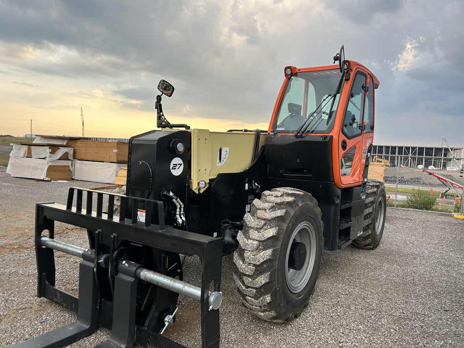 2025 JLG 2733