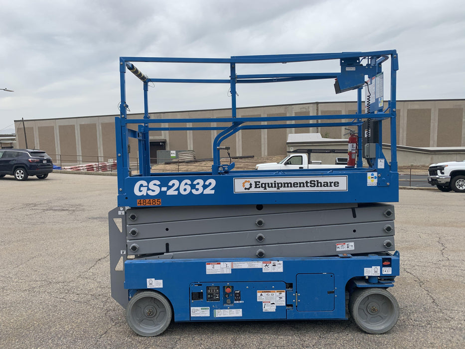 2019 Genie GS-2632 Folding rails with half height swing gate