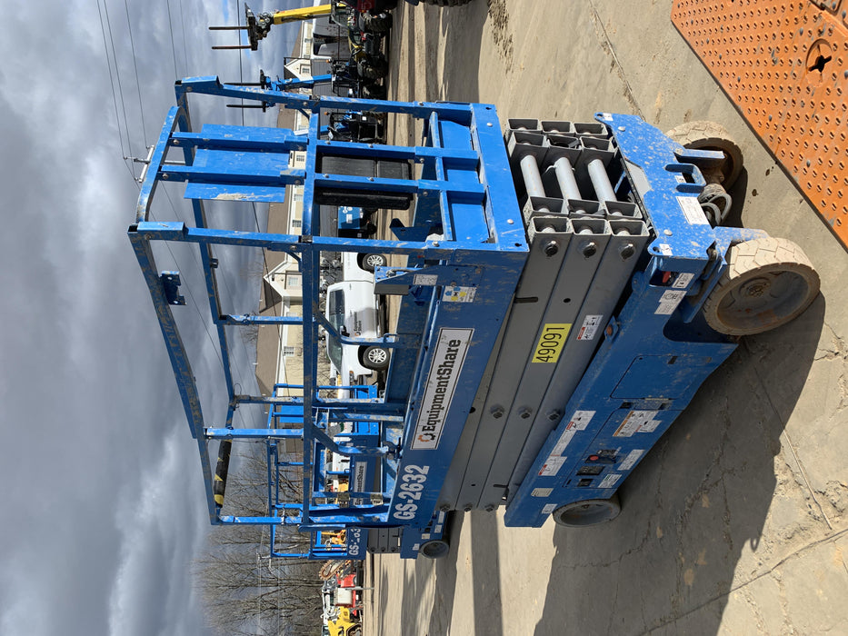 2019 Genie GS-2632 Folding rails with half height swing gate