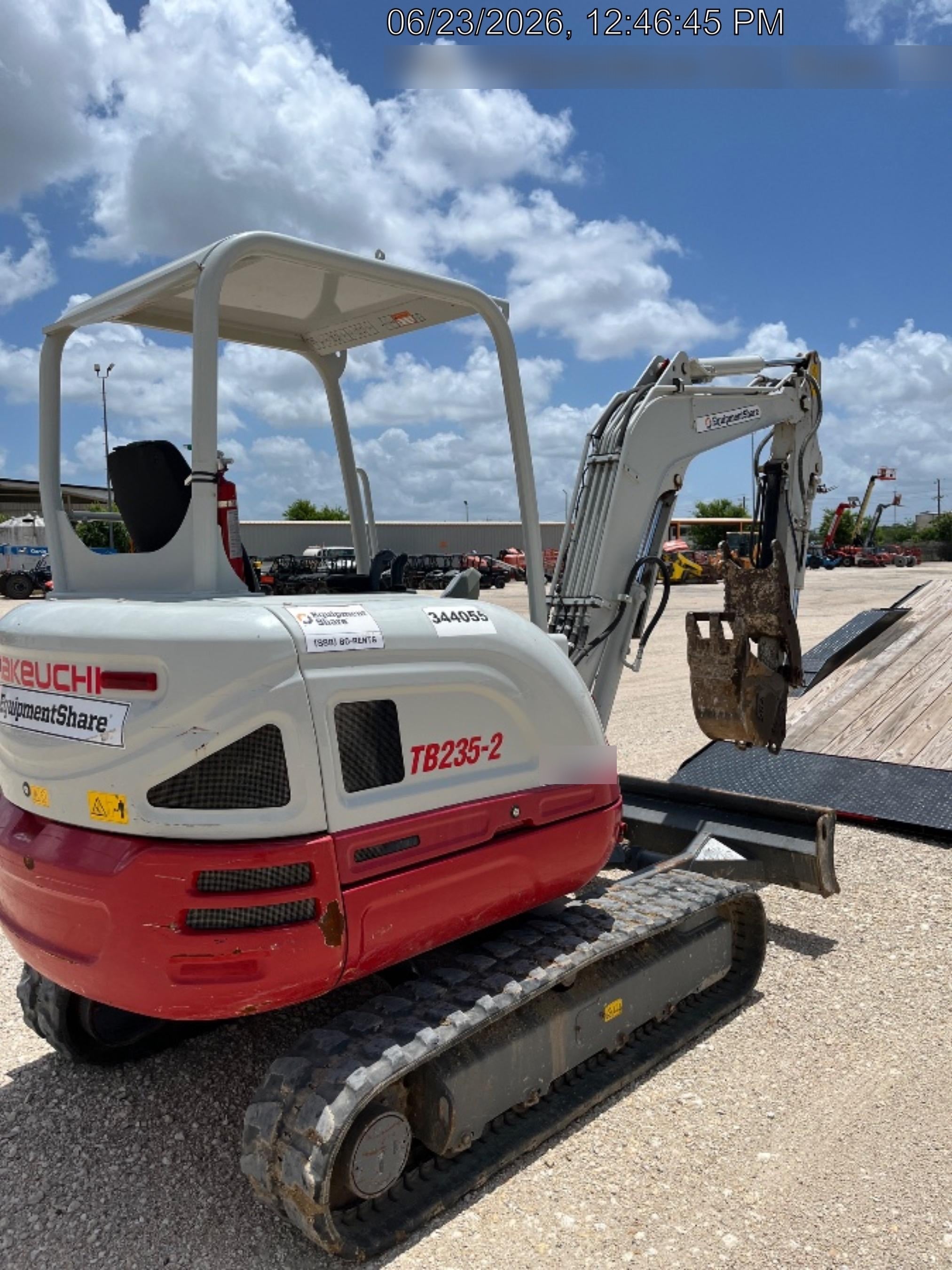 2023 TAKEUCHI TB235-2R