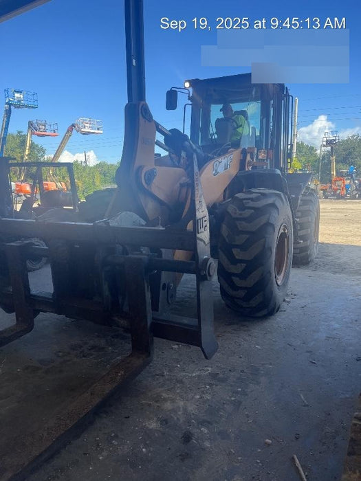 2016 Case 821F CLOSED CAB, JRB 418 STYLE HYD COUPLER