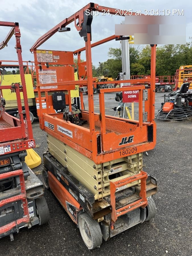 2021 JLG ES1932