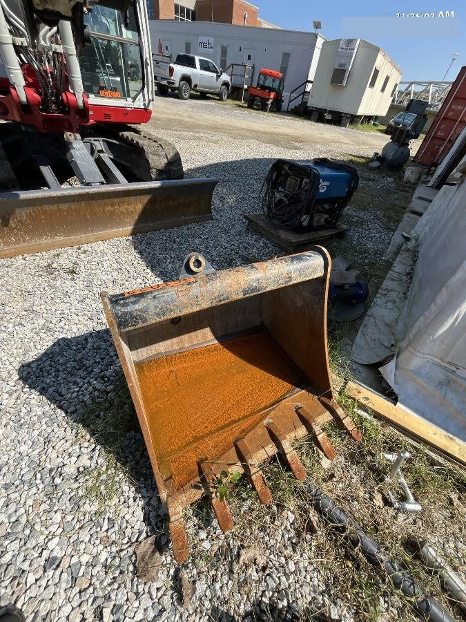 2025 TAKEUCHI 36" Bucket - Takeuchi