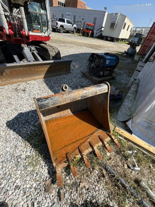 2025 TAKEUCHI 36" Bucket - Takeuchi