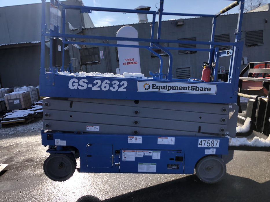 2019 Genie GS-2632 Folding rails with half height swing gate