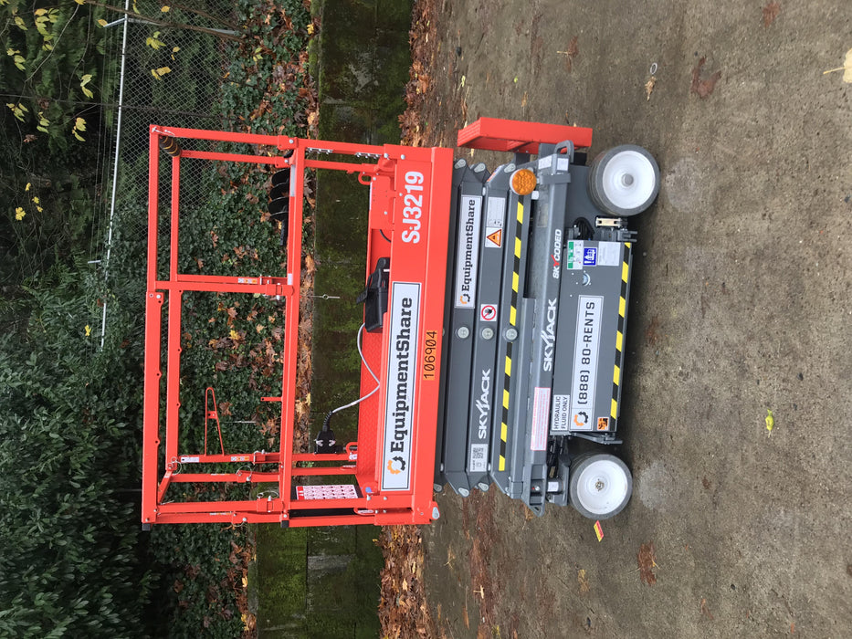 2020 Skyjack SJIII-3219 Solid NM Tires, Half height spring hinged entry gate, Dual Beacons, 800W Inverter