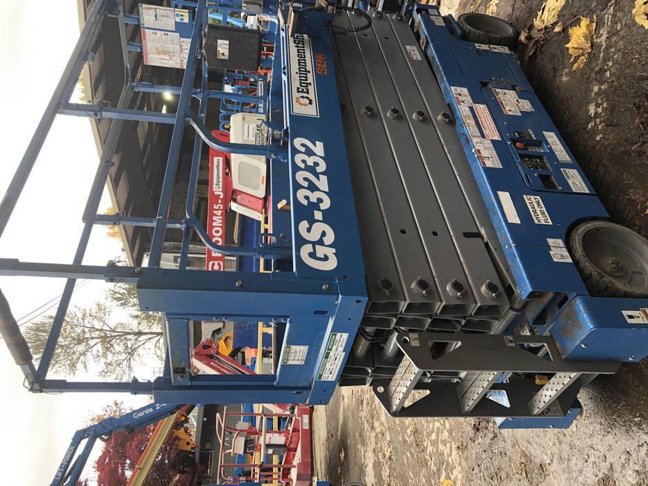 2019 Genie GS-3232 Folding rails with half height swing gate, 800 Amp Inverter